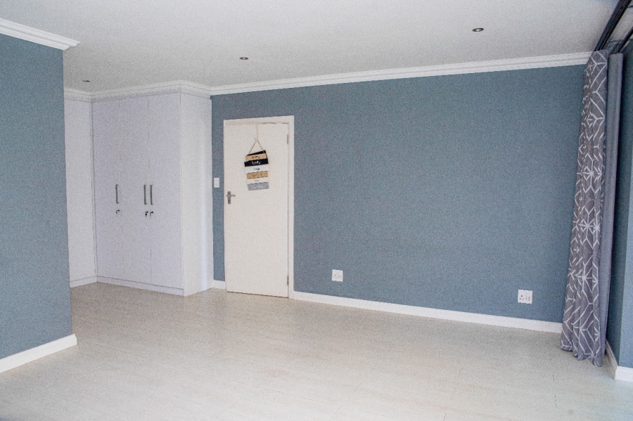 5 Bedroom Property for Sale in Beacon Bay Eastern Cape